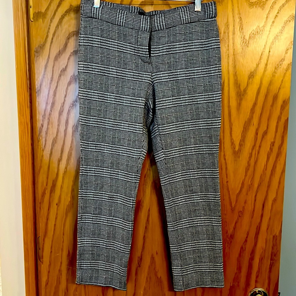 Amanda and Chelsea , size 6 , crop trousers